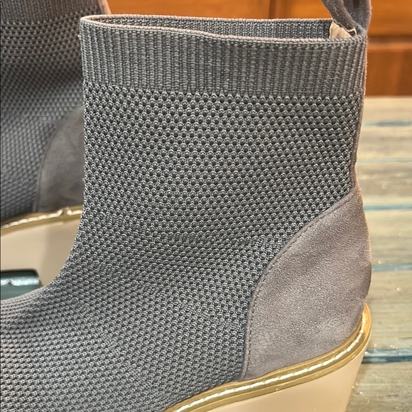 NWOT Nicole Miller NY Gray Platform Sole Chunky Heel Ankle Pull-on Boots Size 8 - Picture 5 of 9